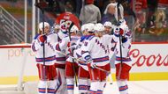 V noci na čtvrtek ale "Jestřábi" doma padli. Nestačili na loňské vítěze základní části New York Rangers.