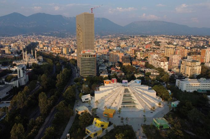 Snímek přestavěné tiranské pyramidy.