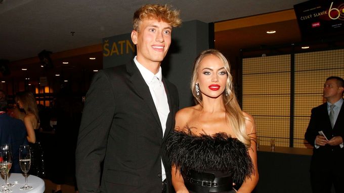 David Vitásek s modelkou a rovněž účastnicí Love Islandu Natálii Kočendovou na Zlatém slavíkovi v roce 2022