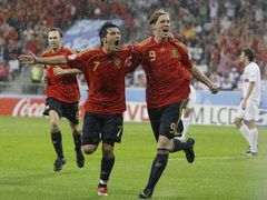 Španělští fotbalisté před zápasy při své hymně nikdy nezpívají.