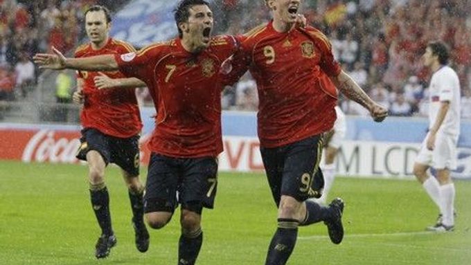 David Villa a Fernando Torres se radují z první branky.