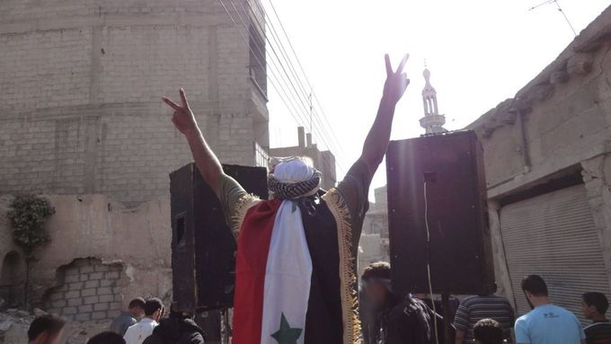 Syřané demonstrují už od března. Teď zkusí něco jiného.