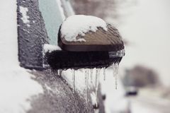 Západ Česka ochromí ledovka. Hory zasype sníh, řidiče potrápí mrznoucí déšť