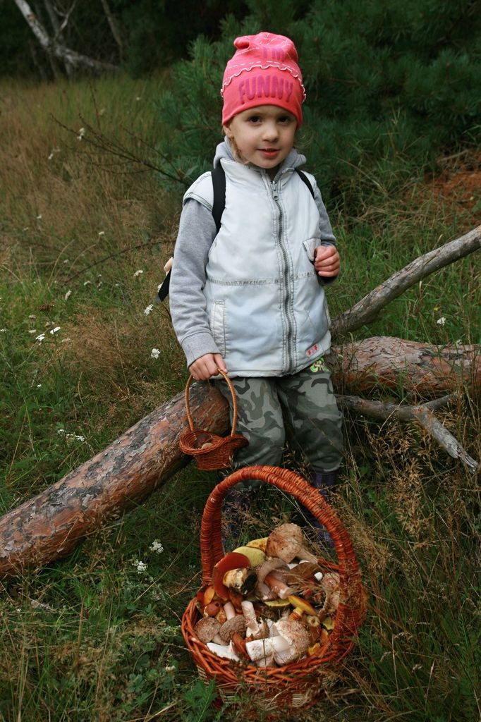 Fotografie dcery z úspěšného "lovu" s tatínkem v lese u Třebíče. Následně naplnila i svůj košíček... (Michaela Nováková)