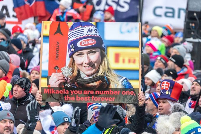 Fanoušci Mikaely Shiffrinové při sobotním slalomu SP ve Špindlerově Mlýně 2023