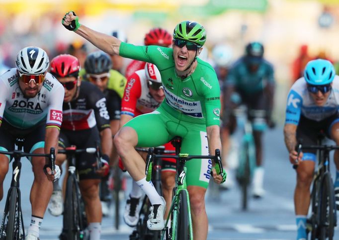 Sam Bennett slaví vítězství v poslední etapě Tour de France 2020.