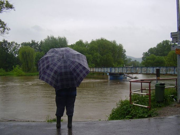 Stoupající Berounka v Černošicích.