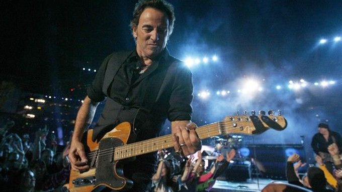 Bruce Springsteen během letošního Super Bowlu