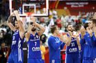 Čeští basketbalisté slaví výhru nad Japonskem na MS 2019