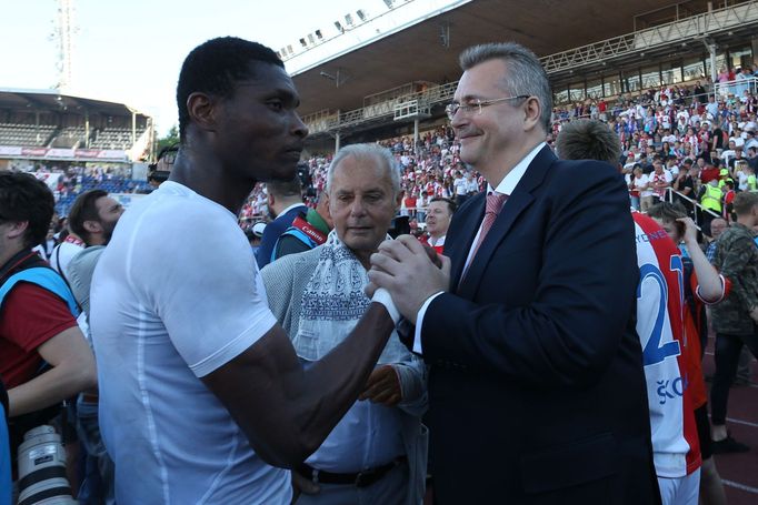 Fotbalisté Slavie slaví ligový titul 2016-17 - Michael Ngadeu Ngadui,  Jiří Šimáně a Jaroslav Tvrdík