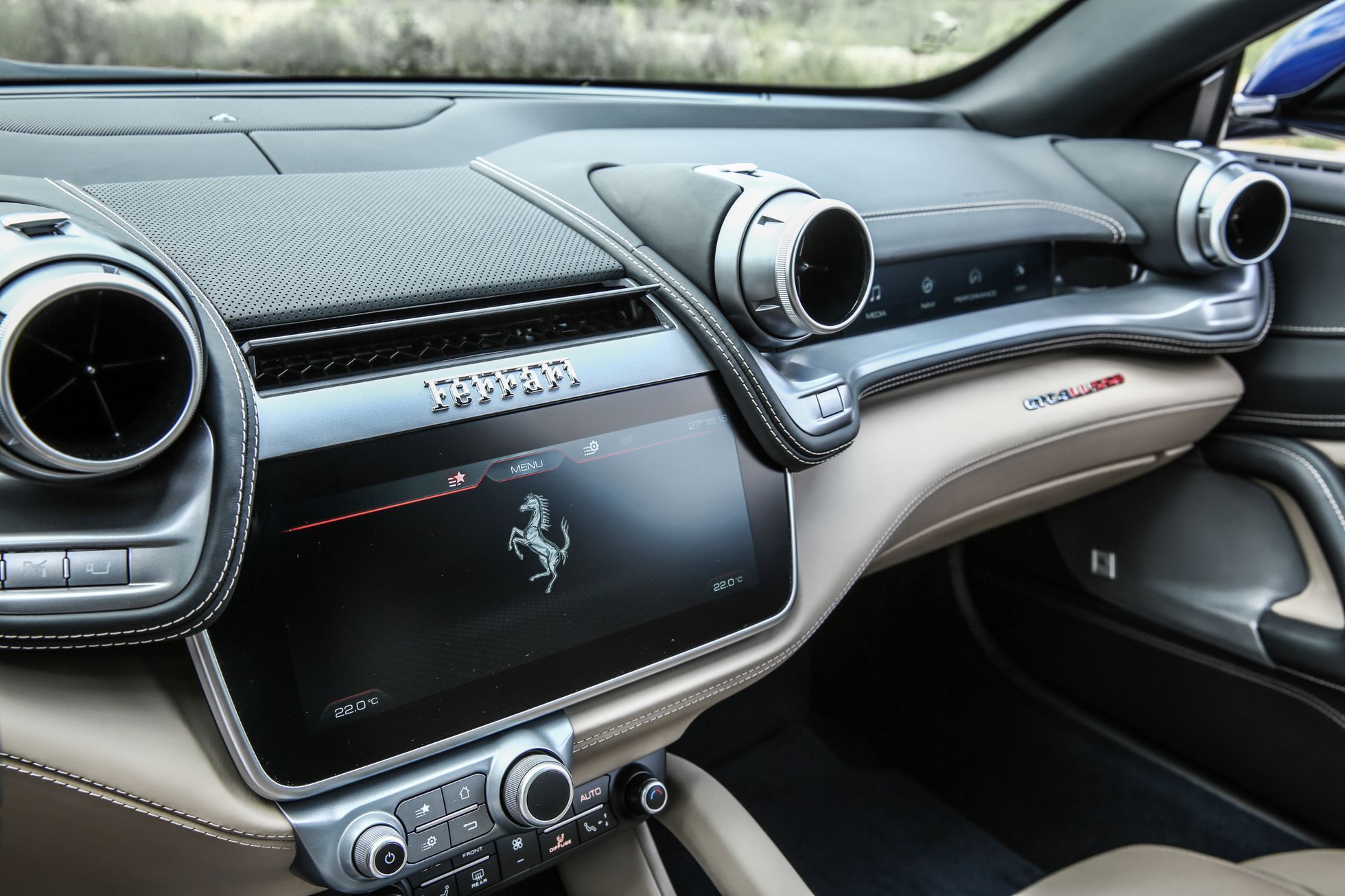 Ferrari GTC4Lusso 17