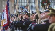 Hradní stráž, jak ji dobře známe. S kamennou tváří a nablýskanými bajonety hlídají sídlo prezidenta republiky. Turisté se s nimi rádi vyfotí.