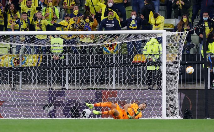 Soccer Football - Europa League Final - Villarreal v Manchester United - Polsat Plus Arena Gdansk, Gdansk, Poland - May 26, 2021 Villarreal's Geronimo Rulli saves a penal