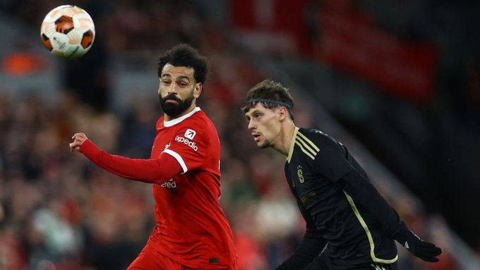 Sparťan Veljko Birmančevič marně v odvetě osmifinále Evropské ligy stíhá útočníka Liverpoolu Muhammada Salaha