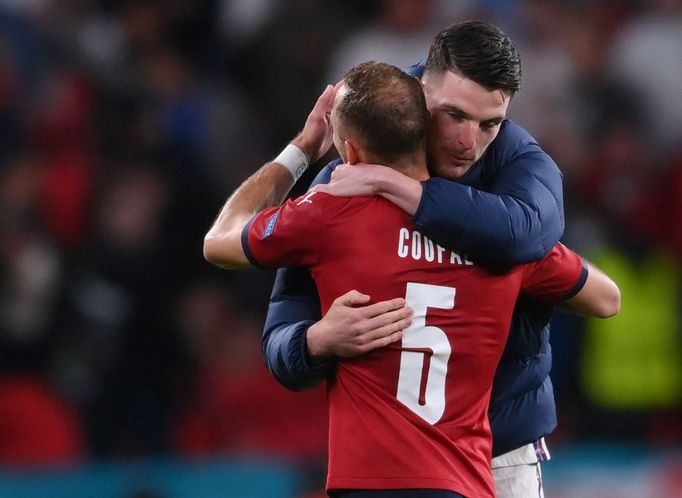 Declan Rice a Vladimír Coufal po zápase Česko - Anglie na ME 2020