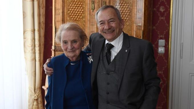 Paní nezpochybnitelná. Předseda českého Senátu Jaroslav Kubera ocenil bývalou americkou ministryni zahraničí Madeleine Albrightovou.
