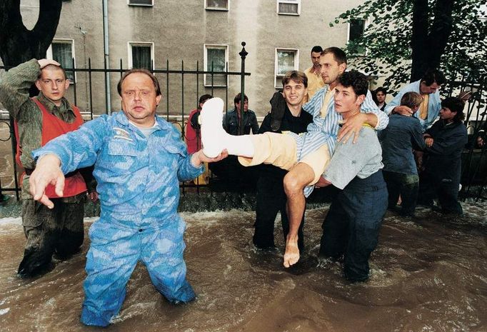 Záplavy na Moravě - evakuace pacientů vojenské nemocnice v Olomouci, červenec 1997. 2. cena v kategorii Aktualita.