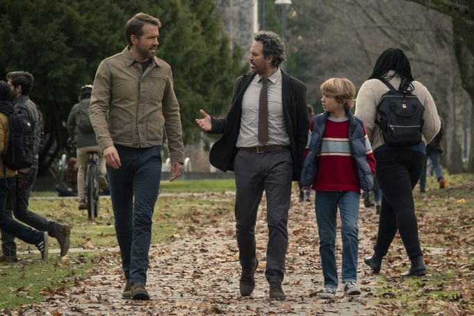 Ryan Reynolds v roli dospělého Adama, Mark Ruffalo coby Louis a Walker Scobell jako malý Adam.