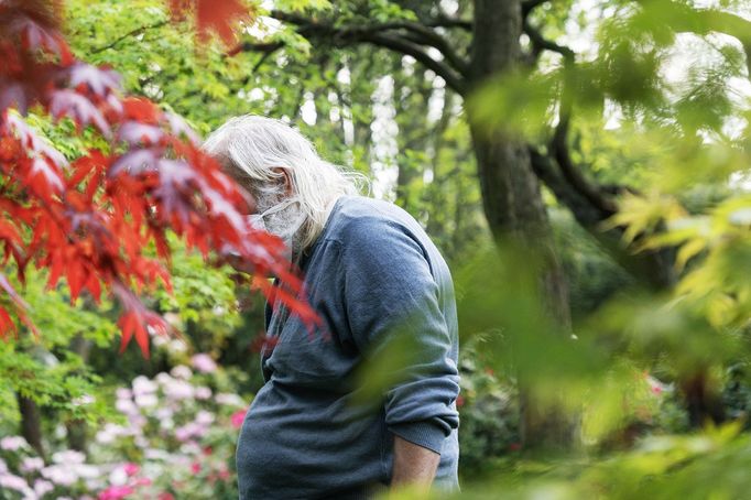 Pražské jaro v rouškách. První den v znovu otevřené zoo, lidé v botanické zahradě