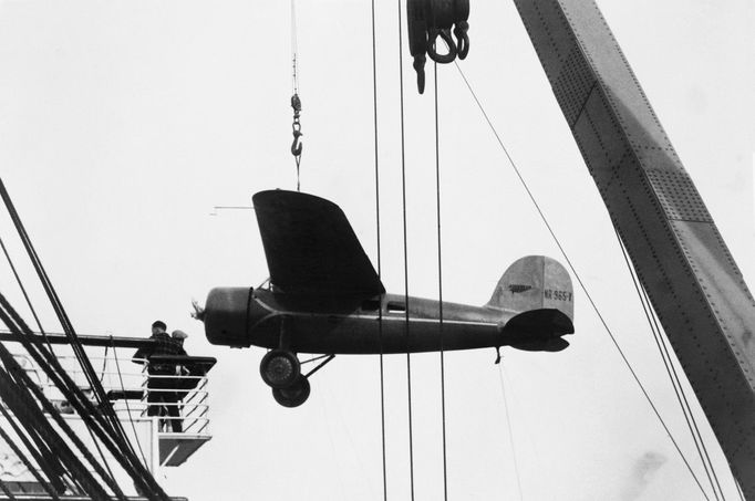 Letadlo Lockheed Vega Amelie Earhartové při vykládání z lodi Lurline před jejím sólovým letem z Havaje do Kalifornie. Leden 1935.