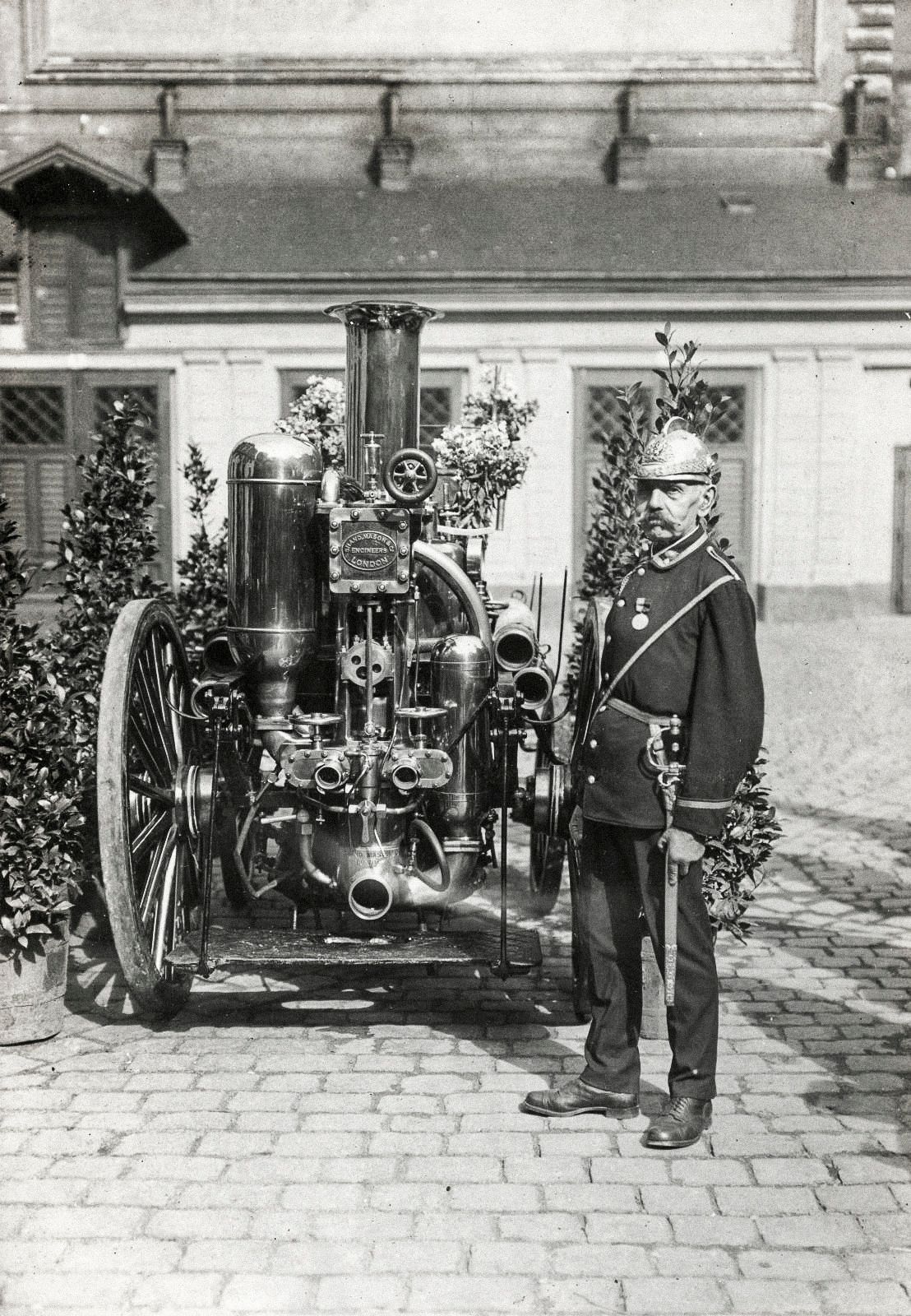 Fotogalerie / Historie / Stříkačka / Před 110 lety obdržel pražský hasičský sbor první automobilovou stříkačku
