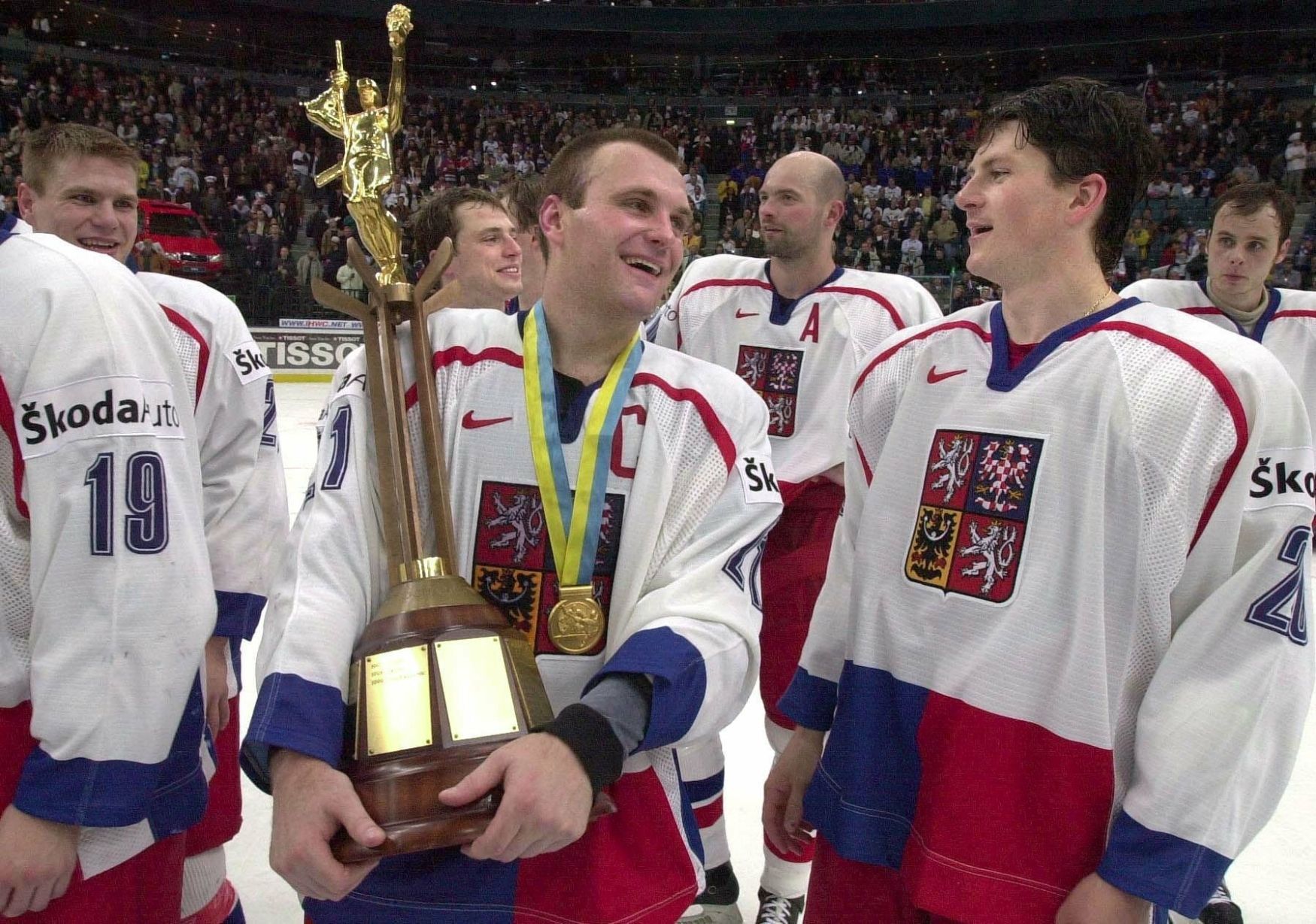 Robert Reichel s pohárem a Martin Procházka slaví české vítězství na hokejovém MS 2000 v Petrohradu