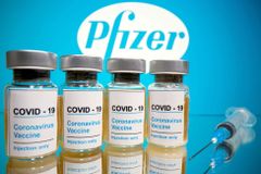 Další krok k vakcíně. Pfizer jako první požádá v USA o mimořádné nasazení své látky