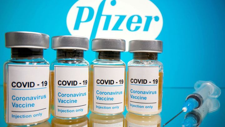 FDA schválil mimořádné použití vakcíny Pfizer. Distribuce má v USA začít v řádu dní