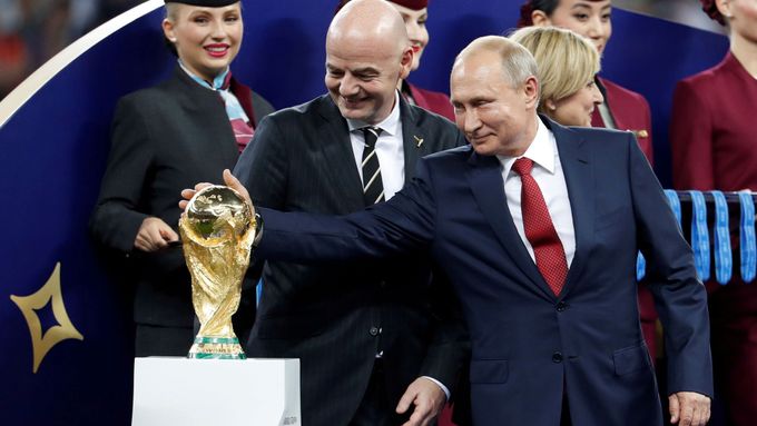 Ruský prezident Vladimir Putin hladí trofej pro fotbalového mistra světa před finále šampionátu v roce 2018, který uspořádalo Rusko. Teď má zálusk i na Euro