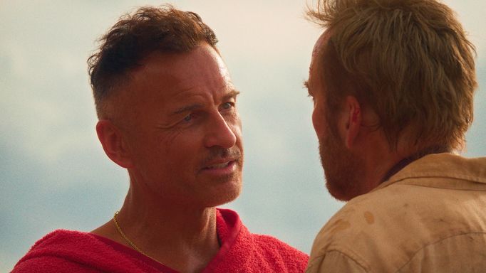 Julian McMahon a Nicolas Cage ve snímku Surfař.