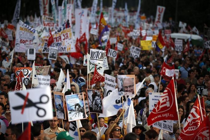 Demonstrators shout slogans as they march during a protest against government austerity measures in Madrid July 19, 2012.A protest movement against the centre-right Spanish government's latest austerity measures swelled on Thursday as public sector workers stepped up demonstrations in Madrid and around the country after more than a week of spontaneous action. The placard reads "Our cut will be with a guillotine". REUTERS/Sergio Perez (SPAIN - Tags: CIVIL UNREST BUSINESS POLITICS)