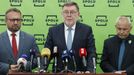 Ministr financí Zbyněk Stanjura z ODS společně s lidoveckým ministrem Marianem Jurečkou a poslancem TOP 09 Milošem Novým na tiskové konferenci o hospodaření Česka.