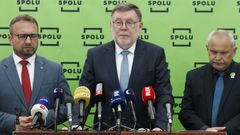 Ministr financí Zbyněk Stanjura z ODS společně s lidoveckým ministrem Marianem Jurečkou a poslancem TOP 09 Milanem Novým na tiskové konferenci o hospodaření Česka.