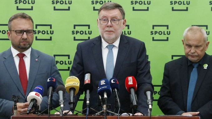 Ministr financí Zbyněk Stanjura z ODS společně s lidoveckým ministrem Marianem Jurečkou a poslancem TOP 09 Milošem Novým na tiskové konferenci o hospodaření Česka.