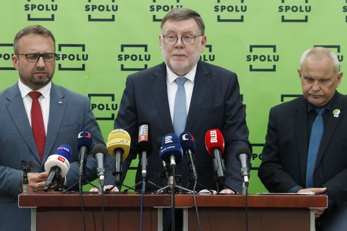 Ministr financí Zbyněk Stanjura z ODS společně s lidoveckým ministrem Marianem Jurečkou a poslancem TOP 09 Milošem Novým na tiskové konferenci o hospodaření Česka.