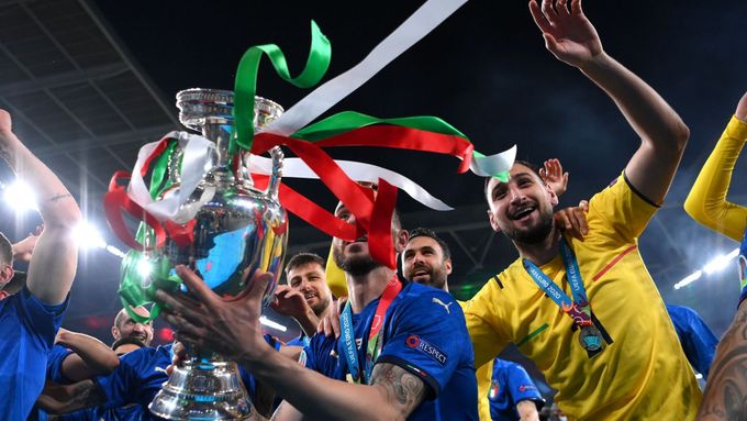 Italští fotbalisté s trofejí pro vítěze Eura 2020