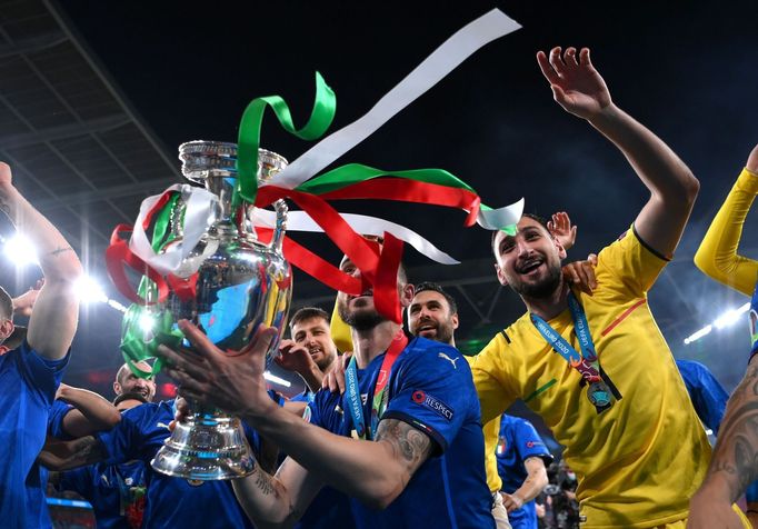 Italští fotbalisté s trofejí pro vítěze Eura 2020