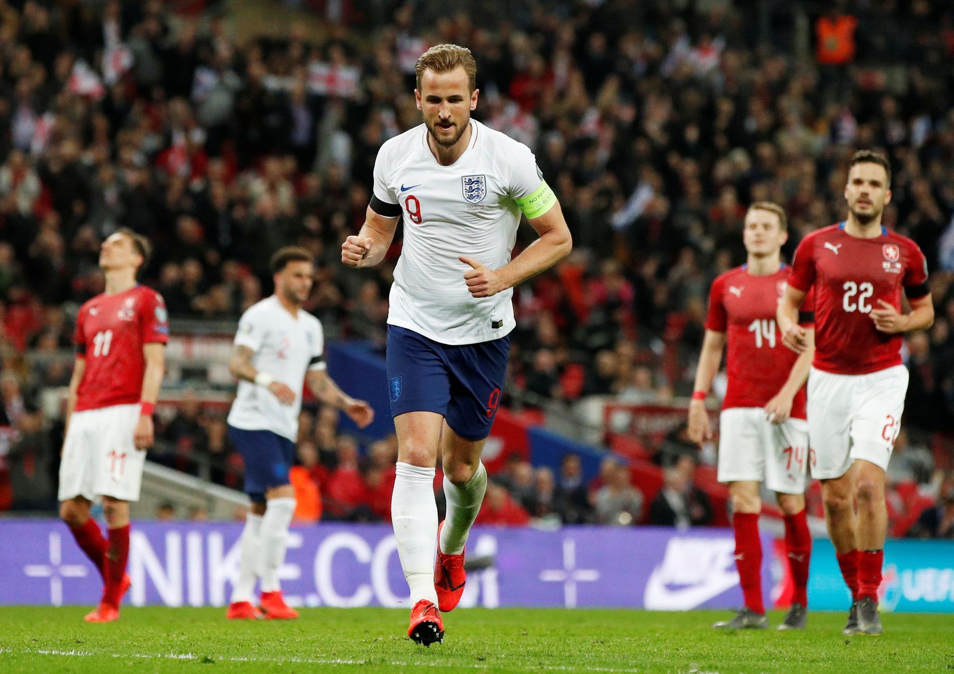 Harry Kane slaví gól na 2:0  v zápase kvalifikace ME 2020 Anglie - Česko.