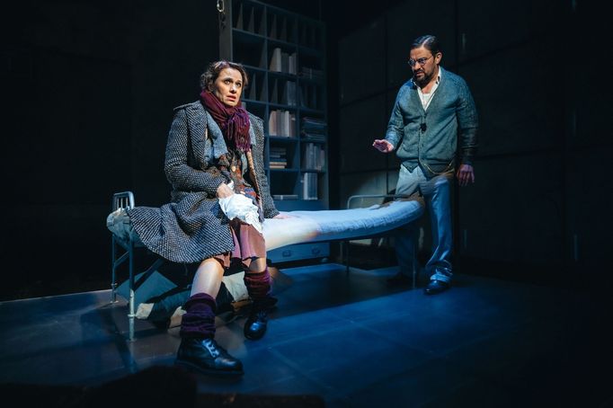 Zuzana Vejvodová jako Rosa a Kryštof Rímský jako její manžel v inscenaci Hana.