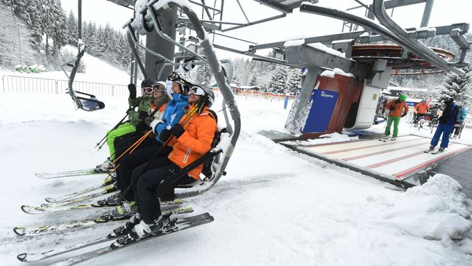 Na Bílou vyrazily o víkendu tři tisíce lyžařů.