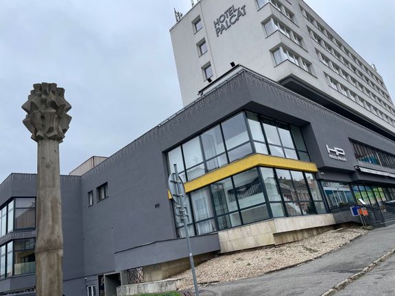 Palcát a stejnojmenný hotel. Jeden z mála symbolů vojenské historie města.