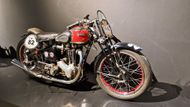 Přímo prezidentovi Českého Ariel klubu Tomáši Zikmundovi patří tento motocykl řady Red Hunter model 500 VH z roku 1939. "Byl zřejmě jedním z posledních kusů, které byly z Anglie dodány do Sudet. Odtud si stroj odvezl amatérský závodník Rudolf Bělík a v roce 1946 se stal jeho dalším majitelem Josef Richter, kterému však v roce 1948 motocykl včetně jeho zámečnictví znárodnili. Posléze se stroj dostal k lékaři Jaroslavu Škotovi a následně k závodníkovi Janu Horákovi, který měl původně v úmyslu si jej upravit pro závodění, avšak už se mu nepodařilo na něm nikdy jezdit. Já jsem motocykl získal v roce 1996 a po jeho dvouleté renovaci jsem se na něm zúčastnil mnoha závodů," popisuje jeho příběh.