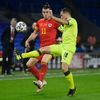 Jan Bořil a Gareth Bale v utkání kvalifikace MS 2022 Wales - Česko
