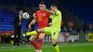 Jan Bořil a Gareth Bale v utkání kvalifikace MS 2022 Wales - Česko