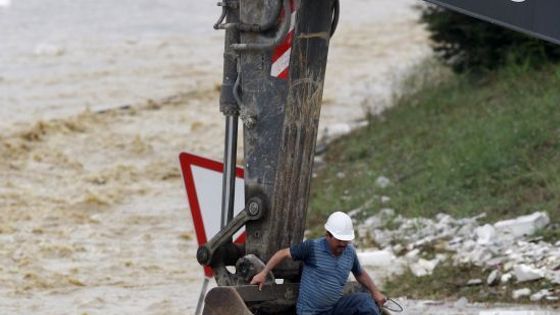 Dálnice pod vodou. Turkům se topila auta