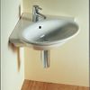 Rohová řešení nábytku i sanity otevřou prostor malé koupelny
