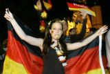 I třetí místo Německa bylo důvodem k oslavě. Tato fanynka se radovala v centru Berlína.