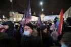 Tisíce Poláků protestují proti zákonu, jenž má omezit vlastnictví médií v zemi