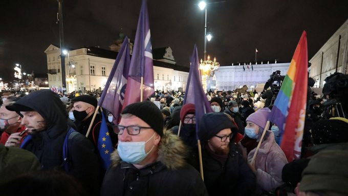 Tisíce Poláků v neděli vyšly do ulic demonstrovat proti kontroverznímu mediálnímu zákonu.