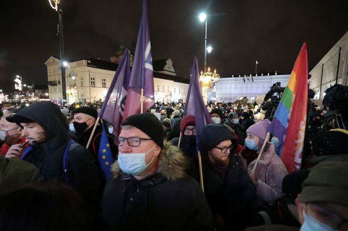 Tisíce Poláků v neděli vyšly do ulic demonstrovat proti kontroverznímu mediálnímu zákonu.